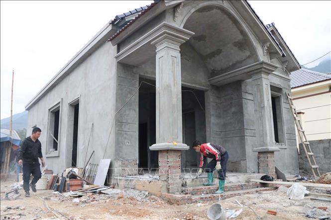 Những người thợ đang hoàn thiện công đoạn cuối cùng để bàn giao cho chủ nhà. Ảnh: Nguyễn Oanh-TTXVN