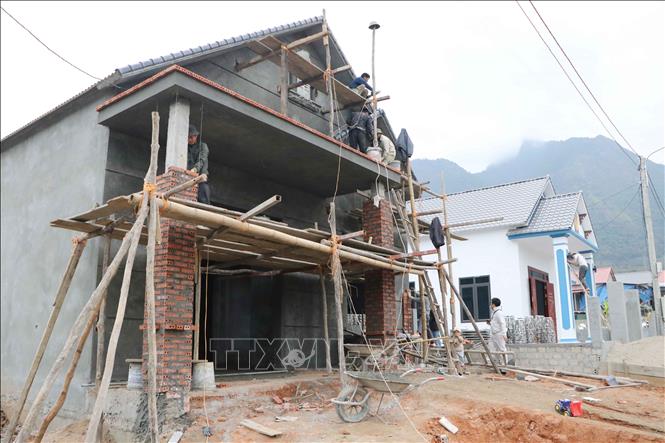Những ngôi nhà đang được hoàn thiện cho người dân vào ở trước Tết nguyên đán. Ảnh: Nguyễn Oanh-TTXVN