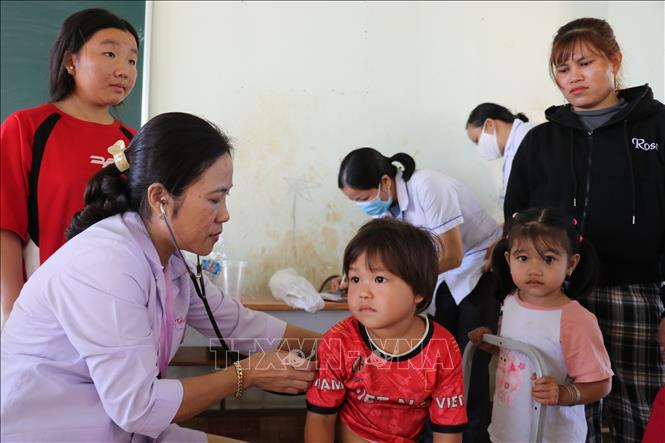Bác sĩ Bùi Thị Thu Liễu thăm khám cho trẻ em tại ấp Mười Mẫu, xã Hưng Phước (Đồng Nai). Ảnh: K GỬIH - TTXVN 