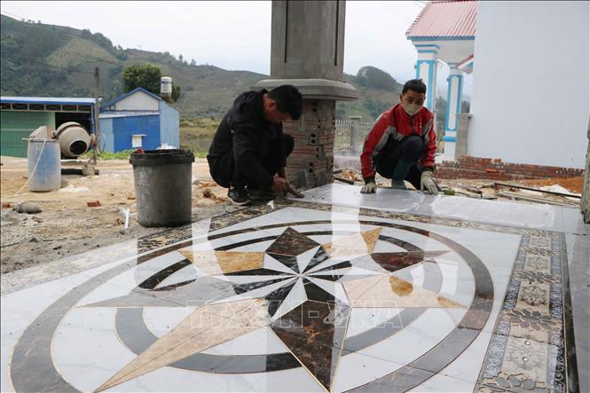 Đến nay, hơn 20 hộ thì đã có 17 hộ xây nhà. Khối lượng hoàn thiện nhà từ 80–95% tại khu tái định cư bản Hợp Nhất, xã Bản Bo (Lai Châu). Ảnh: Nguyễn Oanh-TTXVN