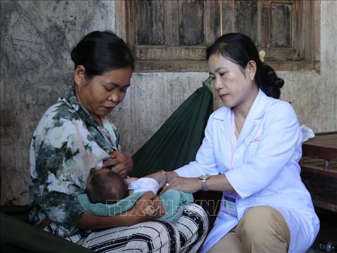 Bác sĩ Bùi Thị Thu Liễu thăm khám tại nhà cho người dân tại ấp Mười Mẫu, xã Hưng Phước (Đồng Nai). Ảnh: K GỬIH - TTXVN 