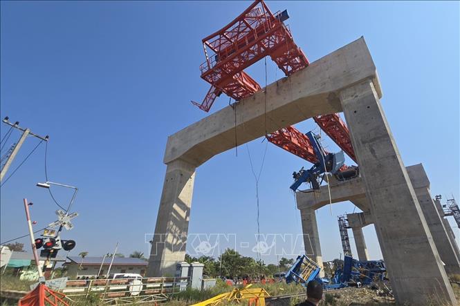 Ngày 14/1/2026, một vụ tai nạn đường sắt nghiêm trọng đã xảy ra huyện Sikhio, tỉnh Nakhon Ratchasima, Đông Bắc Thái Lan, khiến ít nhất 32 người thiệt mạng và 66 người bị thương. Tai nạn xảy ra khi một cần cẩu đang được sử dụng để xây dựng cầu đường sắt cao tốc bất ngờ đổ sập trúng vào đoàn tàu đang trong hành trình đến tỉnh Ubon Ratchathani. Sự cố khiến tàu bị trật bánh, gây hỏa hoạn và nhiều vật liệu xây dựng rơi xuống các toa tàu, cản trở lưu thông. Ảnh: THX/TTXVN