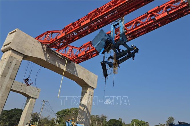 Ngày 14/1/2026, một vụ tai nạn đường sắt nghiêm trọng đã xảy ra huyện Sikhio, tỉnh Nakhon Ratchasima, Đông Bắc Thái Lan, khiến ít nhất 32 người thiệt mạng và 66 người bị thương. Tai nạn xảy ra khi một cần cẩu đang được sử dụng để xây dựng cầu đường sắt cao tốc bất ngờ đổ sập trúng vào đoàn tàu đang trong hành trình đến tỉnh Ubon Ratchathani. Sự cố khiến tàu bị trật bánh, gây hỏa hoạn và nhiều vật liệu xây dựng rơi xuống các toa tàu, cản trở lưu thông. Ảnh: THX/TTXVN