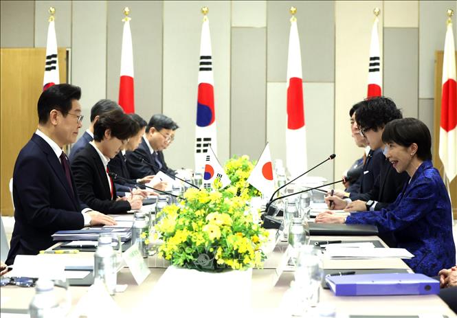 Tại cuộc hội đàm ở thành phố Nara, miền Tây Nhật Bản ngày 13/1/2026, Thủ tướng Nhật Bản Sanae Takaichi và Tổng thống Hàn Quốc Lee Jae Myung nhất trí thúc đẩy hợp tác an ninh - kinh tế song phương. Ảnh: Yonhap/TTXVN