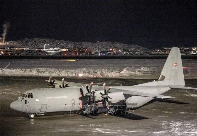 Ngày 15/1/2026, các binh sĩ từ Pháp và Đức đã được cử đến Greenland theo đề nghị của Đan Mạch nhằm giải tỏa những lo ngại của Tổng thống Mỹ Donald Trump về an ninh của hòn đảo có vị trí chiến lược này. Ngoài Pháp và Đức, Thụy Điển và Na Uy cũng tuyên bố sẽ cử lực lượng đến Greenland. Phó Thủ hiến Greenland Mute Egede cho biết NATO sẽ tăng cường triển khai binh sĩ tới hòn đảo này trong thời gian tới, với các hoạt động chủ yếu mang tính huấn luyện. Trong ảnh: Máy bay Lockheed C-130J Super Hercules của Không lực Hoàng gia Đan Mạch được triển khai tại sân bay quốc tế Nuuk, Greenland. Ảnh: CNBC/TTXVN