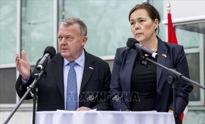 Các quan chức cấp cao của Mỹ, Đan Mạch và Greenland ngày 14/1/2026 đã tiến hành các cuộc gặp quan trọng tại thủ đô Washington (Mỹ). Phó Tổng thống Mỹ JD Vance và Ngoại trưởng Marco Rubio đã có cuộc hội đàm kéo dài khoảng 1 giờ với Ngoại trưởng Đan Mạch Lars Lokke Rasmussen (ảnh, trái) và quan chức phụ trách ngoại giao Greenland Vivian Motzfeldt (ảnh, phải) tại Nhà Trắng. Cuộc gặp diễn ra sau các cuộc tiếp xúc cấp thấp hơn giữa 3 bên trong tuần trước. Ảnh: Newsarenaindia/TTXVN