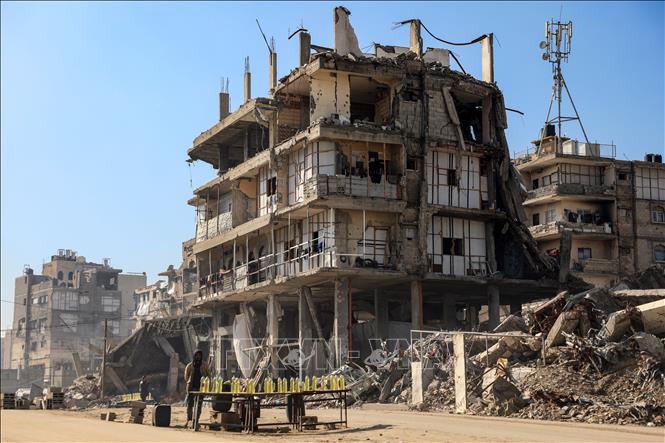 Ngày 14/1/2026, chính quyền Tổng thống Mỹ Donald Trump đã thông báo khởi động giai đoạn thứ 2 của kế hoạch hòa bình Gaza, chuyển trọng tâm từ lệnh ngừng bắn sang giải giáp quân sự, áp dụng quản trị kỹ trị và tiến hành tái thiết. Trong ảnh: Cảnh đổ nát do xung đột tại Gaza. Ảnh: THX/TTXVN