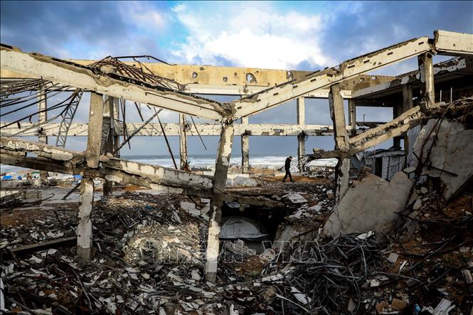 Ngày 14/1/2026, chính quyền Tổng thống Mỹ Donald Trump đã thông báo khởi động giai đoạn thứ 2 của kế hoạch hòa bình Gaza, chuyển trọng tâm từ lệnh ngừng bắn sang giải giáp quân sự, áp dụng quản trị kỹ trị và tiến hành tái thiết. Trong ảnh: Cảnh đổ nát do xung đột tại Gaza. Ảnh: THX/TTXVN