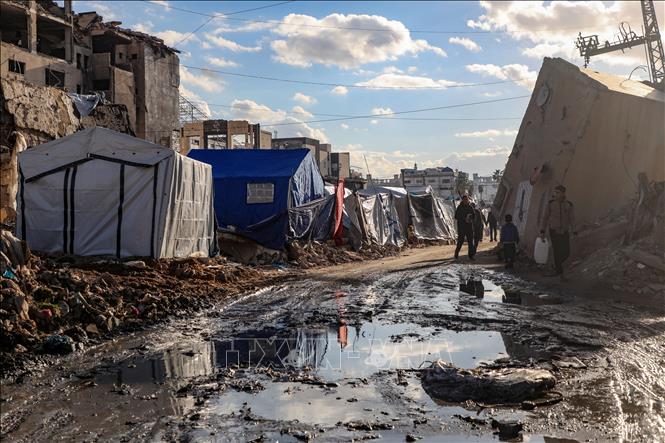 Ngày 14/1/2026, chính quyền Tổng thống Mỹ Donald Trump đã thông báo khởi động giai đoạn thứ 2 của kế hoạch hòa bình Gaza, chuyển trọng tâm từ lệnh ngừng bắn sang giải giáp quân sự, áp dụng quản trị kỹ trị và tiến hành tái thiết. Trong ảnh: Lều tạm của người tị nạn ở Gaza. Ảnh: THX/TTXVN