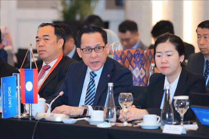 Bộ trưởng Bộ Công nghệ và Truyền thông Lào Santisouk Simmalavong trình bày tham luận tại hội nghị. Ảnh: Hoàng Hiếu - TTXVN