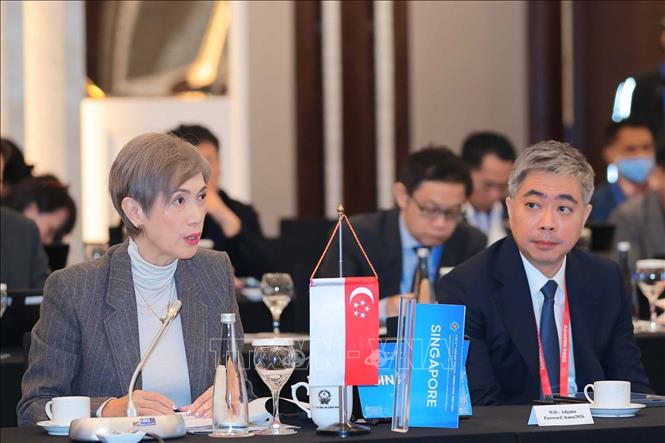 Bộ trưởng Bộ Phát triển Kỹ thuật số và Thông tin Singapore; Bộ trưởng phụ trách An ninh mạng và Chương trình Quốc gia Thông minh (Smart Nation) Josephine Teo trình bày tham luận tại hội nghị. Ảnh: Hoàng Hiếu - TTXVN