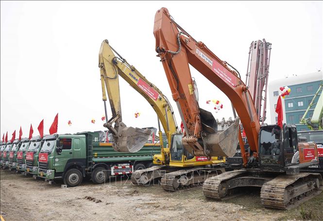 Máy móc, thiết bị tại lễ khởi công Nhà máy chế tạo chip bán dẫn công nghệ cao. Ảnh: Thống Nhất - TTXVN