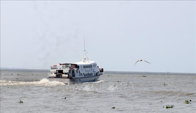 Tàu cao tốc phục vụ vận tải hành khách trên vùng biển Tây Nam thuộc địa phận tỉnh An Giang. Ảnh: Lê Huy Hải - TTXVN