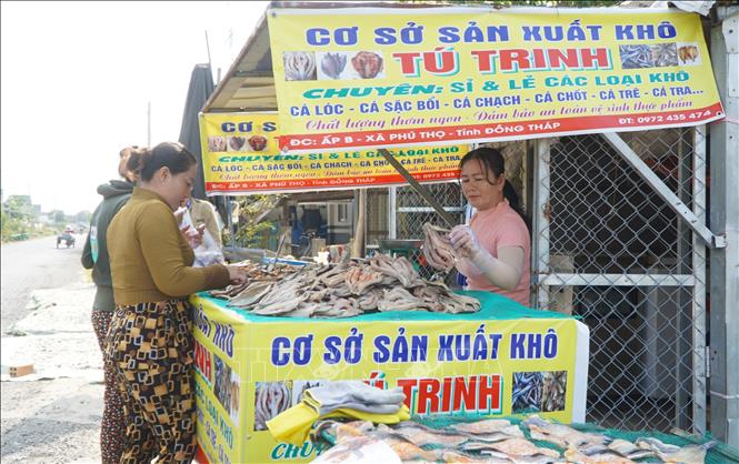 Cùng với bán sỉ cá khô cho cửa hàng ở trong và ngoài tỉnh Đồng Tháp, Cơ sở sản xuất khô Tú Trinh (xã Phú Thọ) còn bán lẻ tại địa phương. Ảnh: Nhựt An - TTXVN