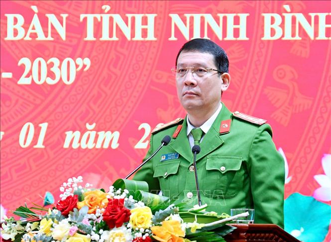 Đại tá Phan Văn Lý, Phó Giám đốc Công an tỉnh Ninh Bình, phát biểu tại Hội nghị. Ảnh: Thanh Tuấn - TTXVN 