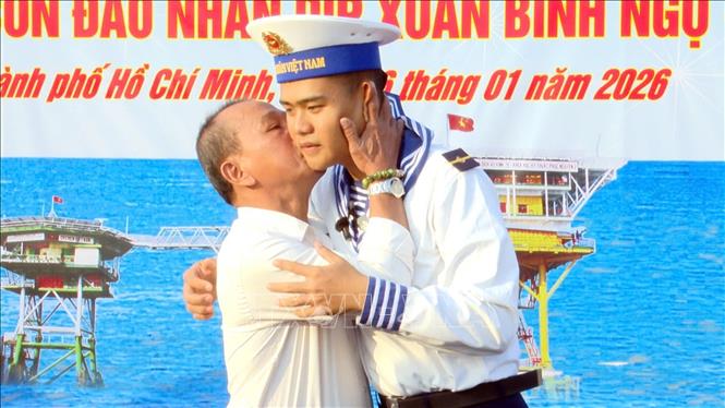 Ông Phạm Hồng Điểm tiễn con trai là hạ sĩ Phạm Hồng Đức Anh-chiến sĩ năm đầu tiên trực Tết trên nhà giàn DK1/10. Ảnh: Đoàn Mạnh Dương-TTXVN