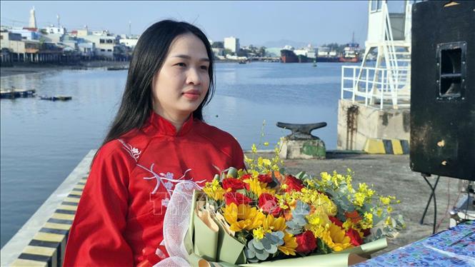 Chị Trần Thị Liên, vợ Đại úy Trần Văn Lực là Chính trị viên nhà giàn DK1/10 tiễn chồng. Ảnh: Đoàn Mạnh Dương-TTXVN