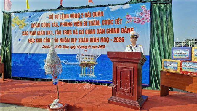 Đại tá Đỗ Hồng Duyên, Phó Chính ủy Vùng 2 Hải quân phát biểu tại buổi tiễn Đoàn công tác. Ảnh: Đoàn Mạnh Dương-TTXVN