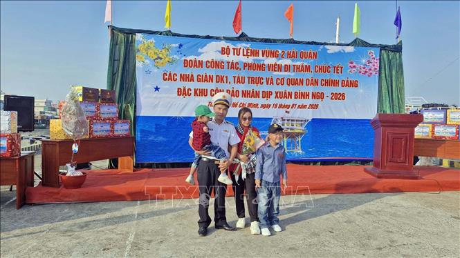 Một gia đình người lính biển chia tay nhau tại cầu cảng lên đường làm nhiệm vụ. Ảnh: Đoàn Mạnh Dương-TTXVN