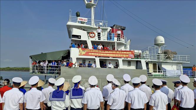 Đoàn Công tác chuẩn bị rời bến. Ảnh: Đoàn Mạnh Dương-TTXVN