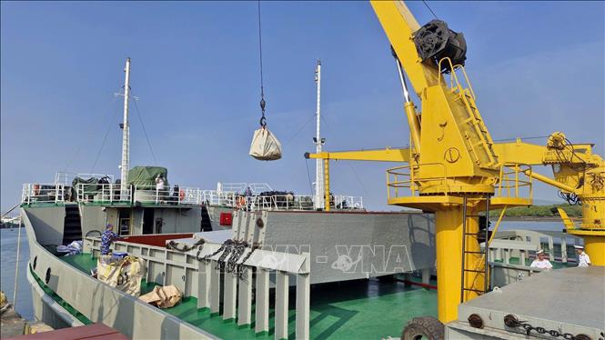 Chuyển những món quà Tết cuối cùng lên tàu. Ảnh: Đoàn Mạnh Dương-TTXVN