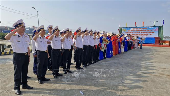 Các lực lượng chào Đoàn công tác và những người lính nhận nhiệm vụ trực Tết tại các Nhà giàn. Ảnh: Đoàn Mạnh Dương-TTXVNĐoàn