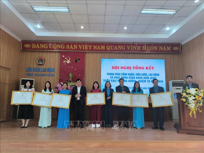 Khen thưởng các tập thể, cá nhân có thành tích xuất sắc trong phong trào công nhân và hoạt động công đoàn năm 2025. Ảnh: Khiếu Tư - TTXVN 