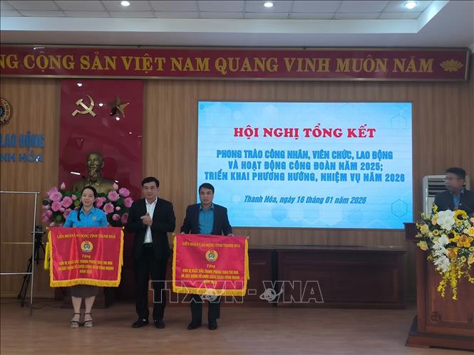 Các đơn vị nhận Cờ thi đua của Liên đoàn Lao động tỉnh Thanh Hóa vì có thành tích xuất sắc trong phong trào thi đua và xây dựng tổ chức công đoàn vững mạnh năm 2025. Ảnh: Khiếu Tư - TTXVN 