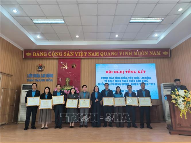 Khen thưởng các tập thể, cá nhân có thành tích xuất sắc trong phong trào công nhân và hoạt động công đoàn năm 2025. Ảnh: Khiếu Tư - TTXVN 
