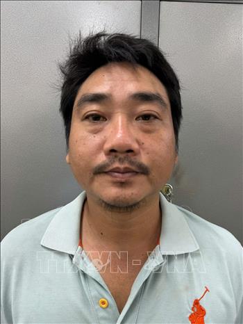 Nguyễn Phi Long (Giám đốc Công ty TNHH Thực Phẩm Đại Lộc Phát, 75/2C Xuân Thới Đông 3, xã Xuân Thới Sơn), 1 trong 3 đối tượng cầm đầu đường dây. Ảnh: TTXVN phát