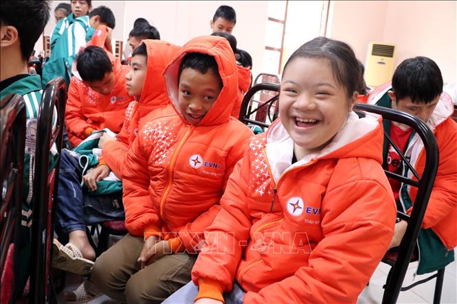 Trẻ em ở Trung tâm bảo trợ xã hội Hải Dương vui vẻ trong những chiếc áo mới. Ảnh: Mạnh Tú - TTXVN