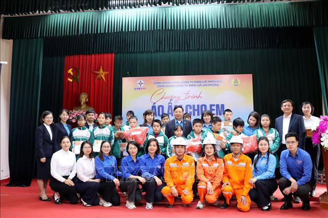 Tặng áo ấm và sách vở cho trẻ em ở Trung tâm bảo trợ xã hội Hải Dương. Ảnh: Mạnh Tú - TTXVN