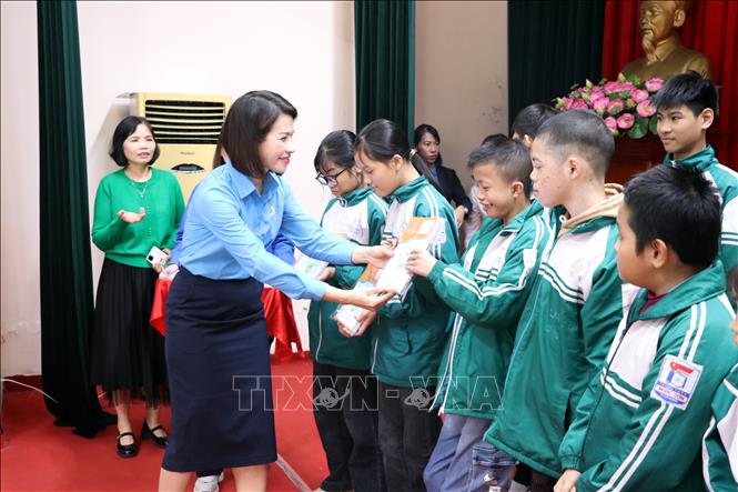 Tặng sách vở cho trẻ em ở Trung tâm bảo trợ xã hội Hải Dương. Ảnh: Mạnh Tú - TTXVN