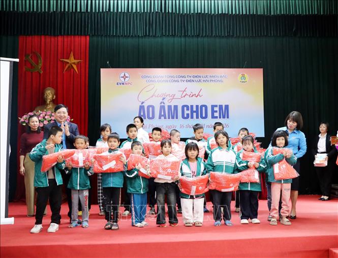 Tặng áo ấm cho trẻ em ở Trung tâm bảo trợ xã hội Hải Dương. Ảnh: Mạnh Tú - TTXVN