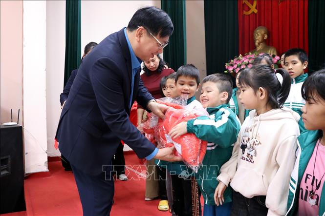 Tặng áo ấm cho trẻ em ở Trung tâm bảo trợ xã hội Hải Dương. Ảnh: Mạnh Tú - TTXVN