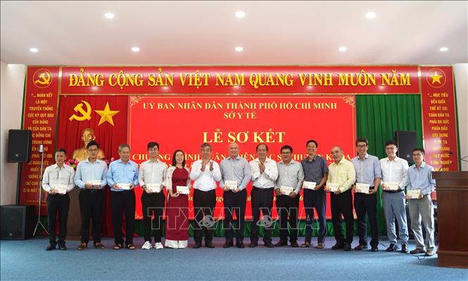 Ông Nguyễn Phước Lộc, Phó Bí thư Thành ủy, Chủ tịch Ủy ban MTTQ Việt Nam Thành phố Hồ Chí Minh, tặng quà cho các bác sĩ chuyên khoa ra công tác tại Côn Đảo. Ảnh: Hoàng Nhị - TTXVN