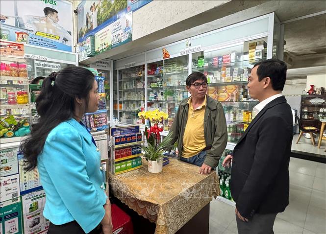 Các điều tra viên đến từng cơ sở kinh doanh để tuyên truyền, vận động, giải thích cho chủ cơ sở tầm quan trọng của cuộc Tổng điều tra cũng như quyền, trách nhiệm của chủ cơ sở kinh doanh. Ảnh: Đinh Hương - TTXVN