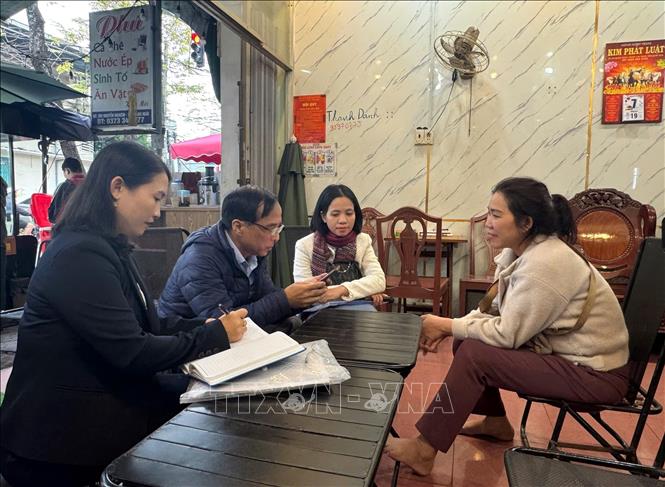 Điều tra viên triển khai song song hai hình thức hiện đại: Sử dụng phiếu điều tra điện tử (CAPI) thực hiện trực tiếp trên thiết bị di động của điều tra viên và Webform. Ảnh: Đinh Hương - TTXVN