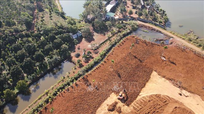 San lấp đất trên quy mô lớn ao, suối tự nhiên, gây cản trở dòng chảy và ảnh hưởng các hộ dân liền kề. Ảnh: Hưng Thịnh – TTXVN