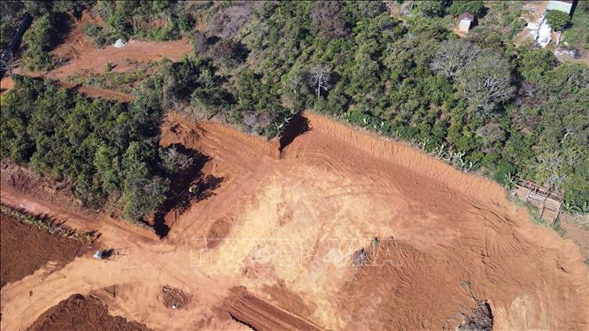 Việc đào đắp đất trên quy mô lớn khiến các hộ dân lân cận bị ảnh hưởng. Ảnh: Hưng Thịnh – TTXVN