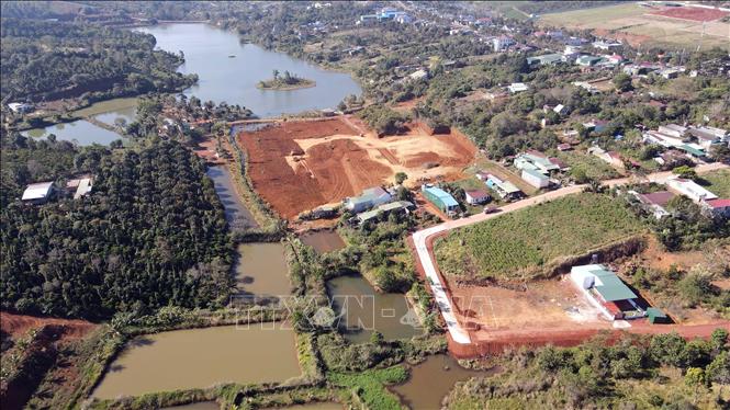 San lấp đất trên quy mô lớn tại tổ dân phố 5, phường Đông Gia Nghĩa, tỉnh Lâm Đồng lấp ao, suối tự nhiên, gây cản trở dòng chảy và ảnh hưởng các hộ dân liền kề. Ảnh: Hưng Thịnh – TTXVN