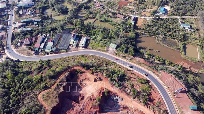 Tự ý san lấp, cải tạo đất ven Quốc lộ 28, đoạn qua phường Đông Gia Nghĩa, tỉnh Lâm Đồng. Ảnh: Hưng Thịnh – TTXVN