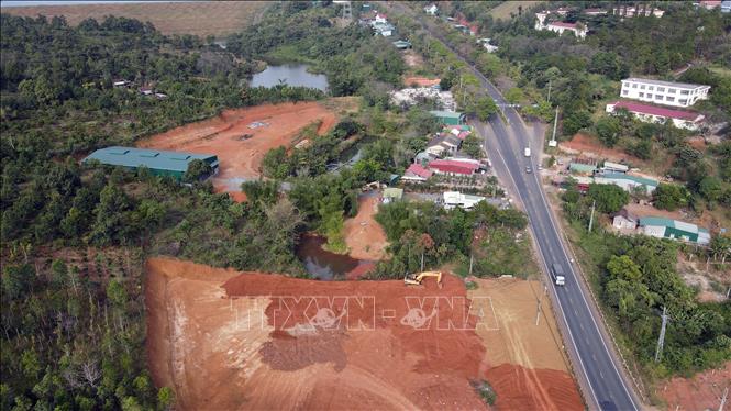 San lấp đất đai giáp ao, suối tự nhiên gây lo ngại cản trở dòng chảy, dễ gây ngập úng, sạt lở vào mùa mưa. Ảnh: Hưng Thịnh – TTXVN