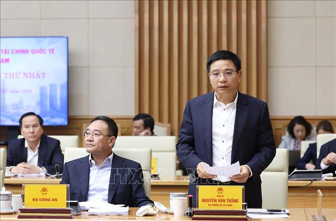 Bộ trưởng Bộ Tài chính Nguyễn Văn Thắng báo cáo tình hình triển khai thực hiện Trung tâm Tài chính quốc tế tại Việt Nam. Ảnh: Dương Giang-TTXVN