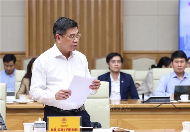 Phó Chủ tịch UBND Thành phố Hồ Chí Minh Nguyễn Văn Dũng báo cáo tình hình triển khai Trung tâm Tài chính quốc tế tại Thành phố Hồ Chí Minh. Ảnh: Dương Giang-TTXVN 
