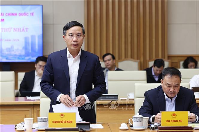 Chủ tịch UBND Thành phố Đà Nẵng Phạm Đức Ấn báo cáo tình hình triển khai Trung tâm Tài chính quốc tế tại Đà Nẵng. Ảnh: Dương Giang-TTXVN 
