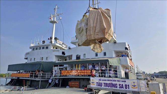 Naval officials carry Tet gifts on to the vessels before departure time. VNA Photo: Đoàn Mạnh Dương