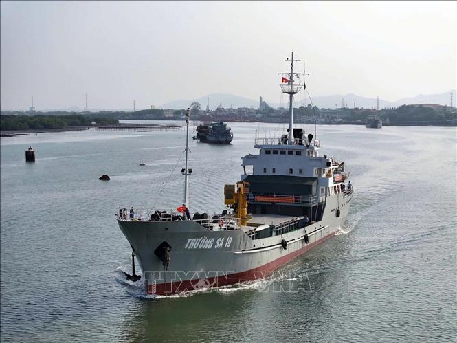 Vessel Truong Sa 19 sets sail to carry Tet gifts sent by people nationwide to officers and soldiers on duty at the DK1 offshore platforms, naval ships at sea, and in the Con Dao special zone. VNA Photo: Đoàn Mạnh Dương