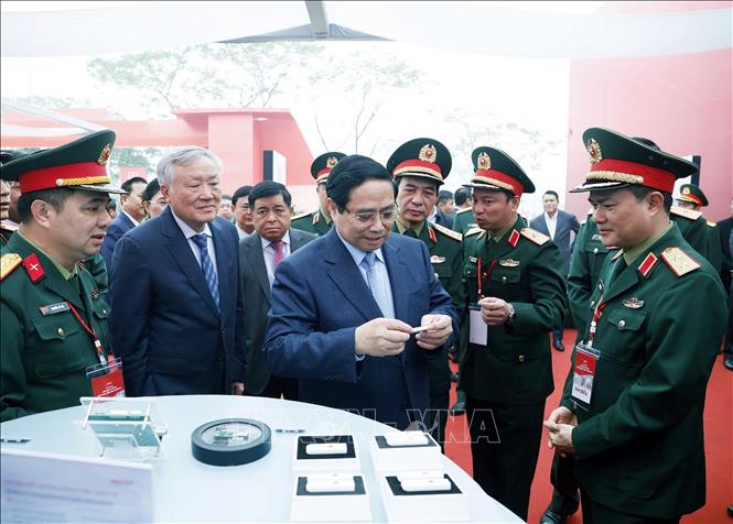 Prime Minister Pham Minh Chinh visits Viettel Group's exhibition at the ceremony. VNA Photo: Thống Nhất