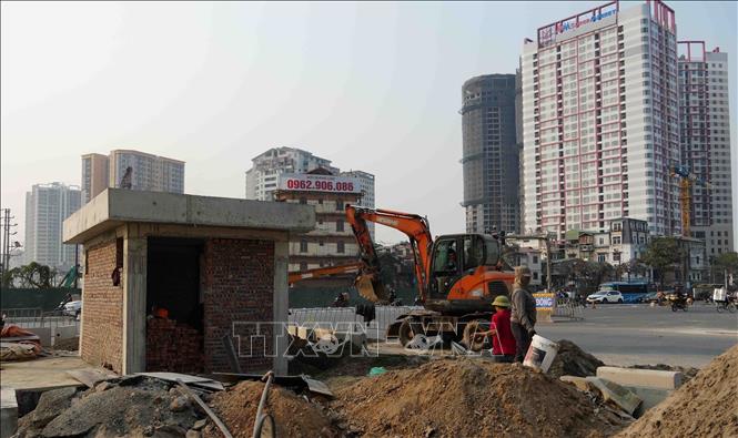 Các công nhân hoàn thiện các hạng mục để chính thức đưa công trình vào hoạt động. Ảnh: Nguyễn Thắng - TTXVN